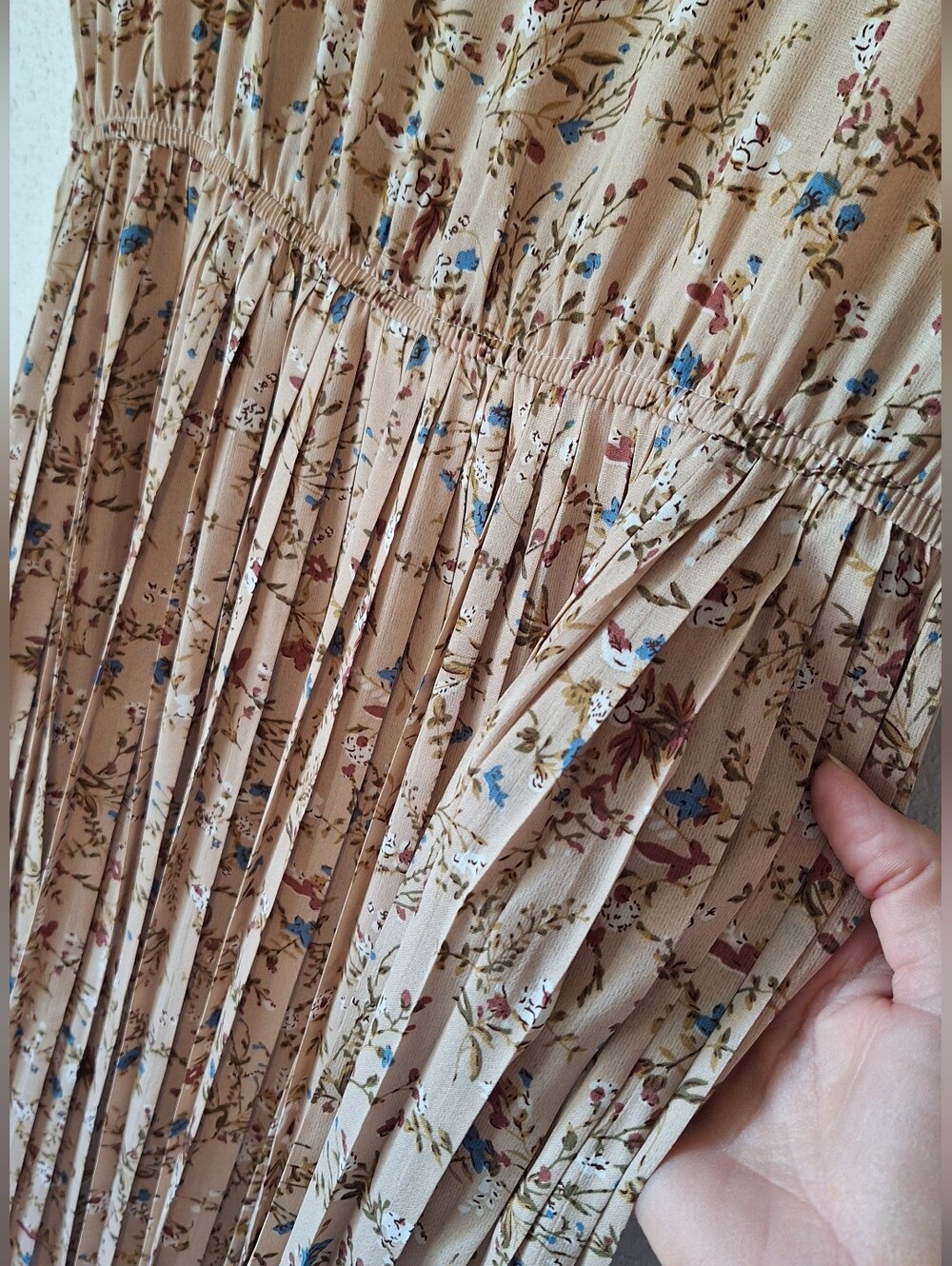 Beige Floral Pleated Maxi Dress - Picture 4 of 8